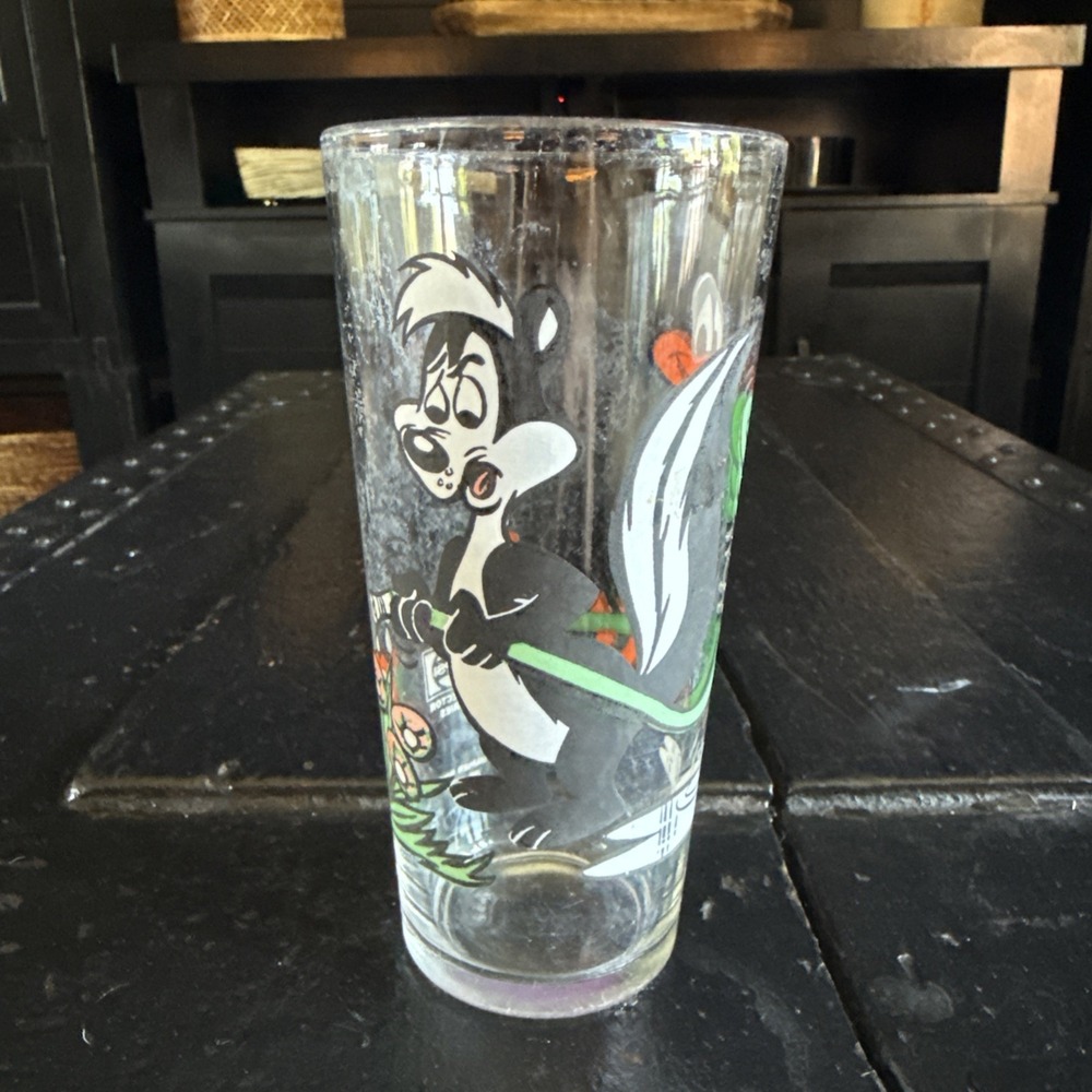 Vintage 1976 Looney Tunes Pepe Le Pew Daffy Duck Collector Series PEPSI Glass